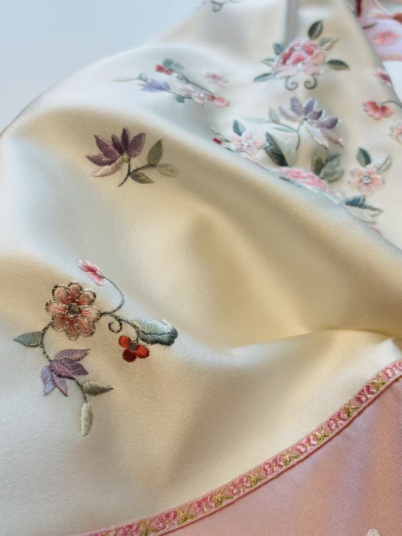 Zuifurong Su Embroidery Top - Image 6