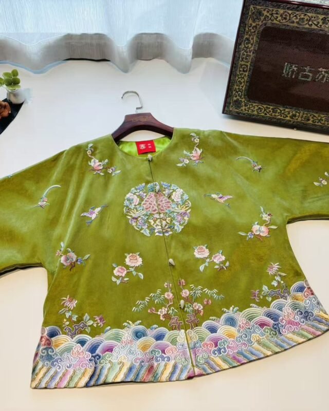 Qunfang Nafu Su Embroidery Top (Green)