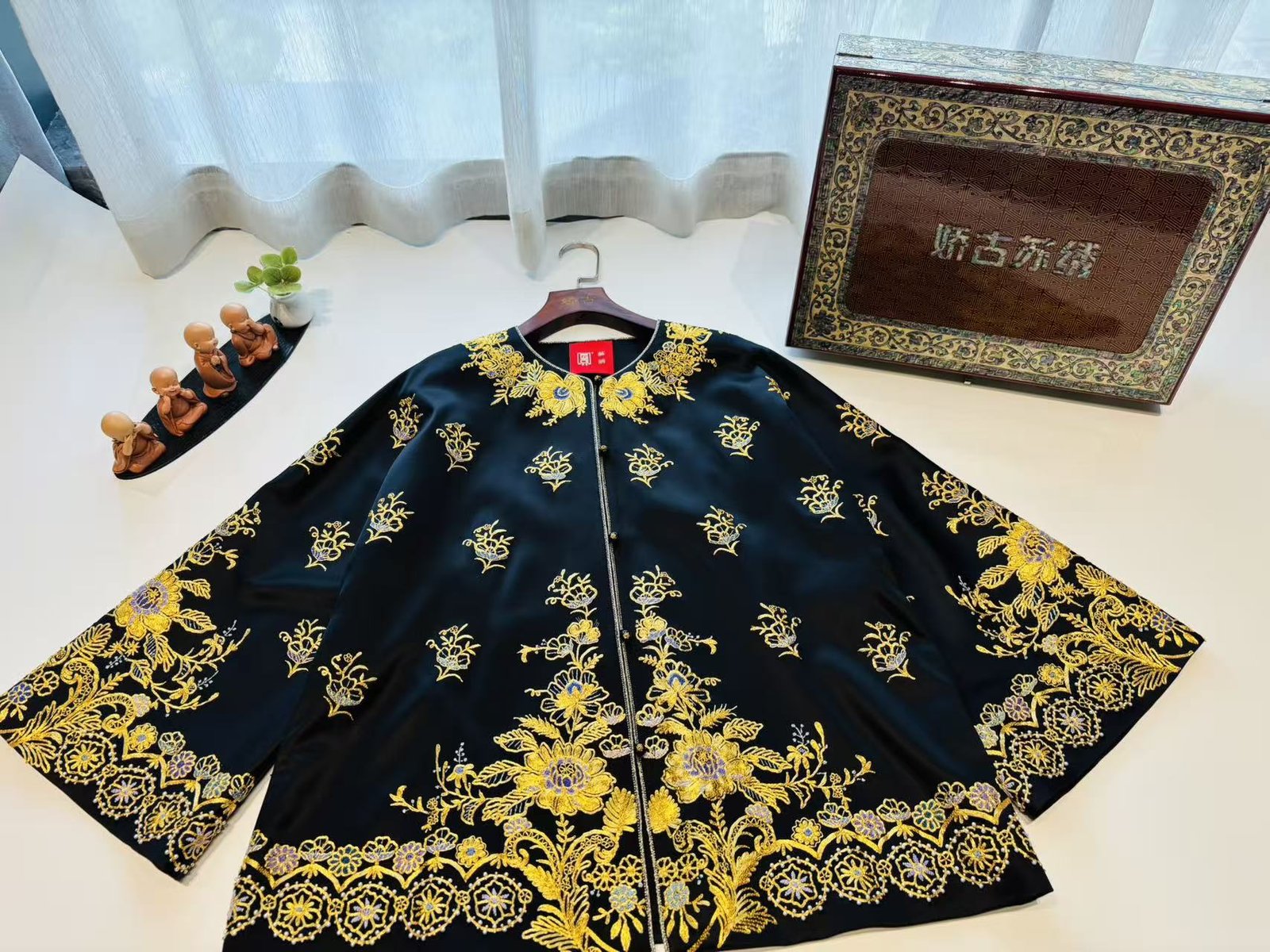 Gilded Gold Su Embroidery Robe